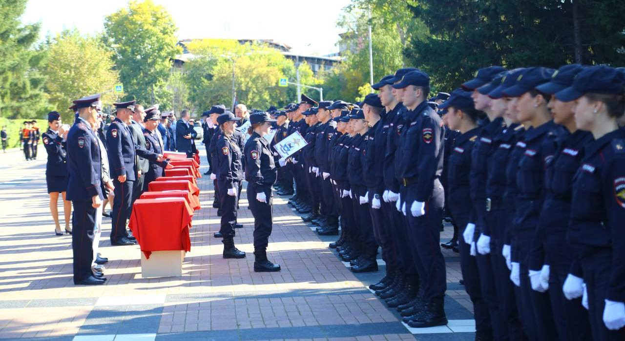 Церемония вручения дипломов курсантам полиции на улице