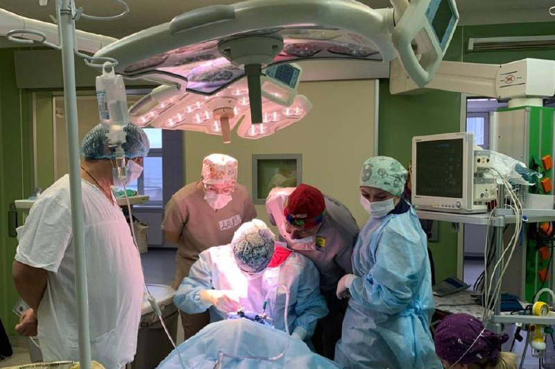 Хирурги проводят операцию в больнице.