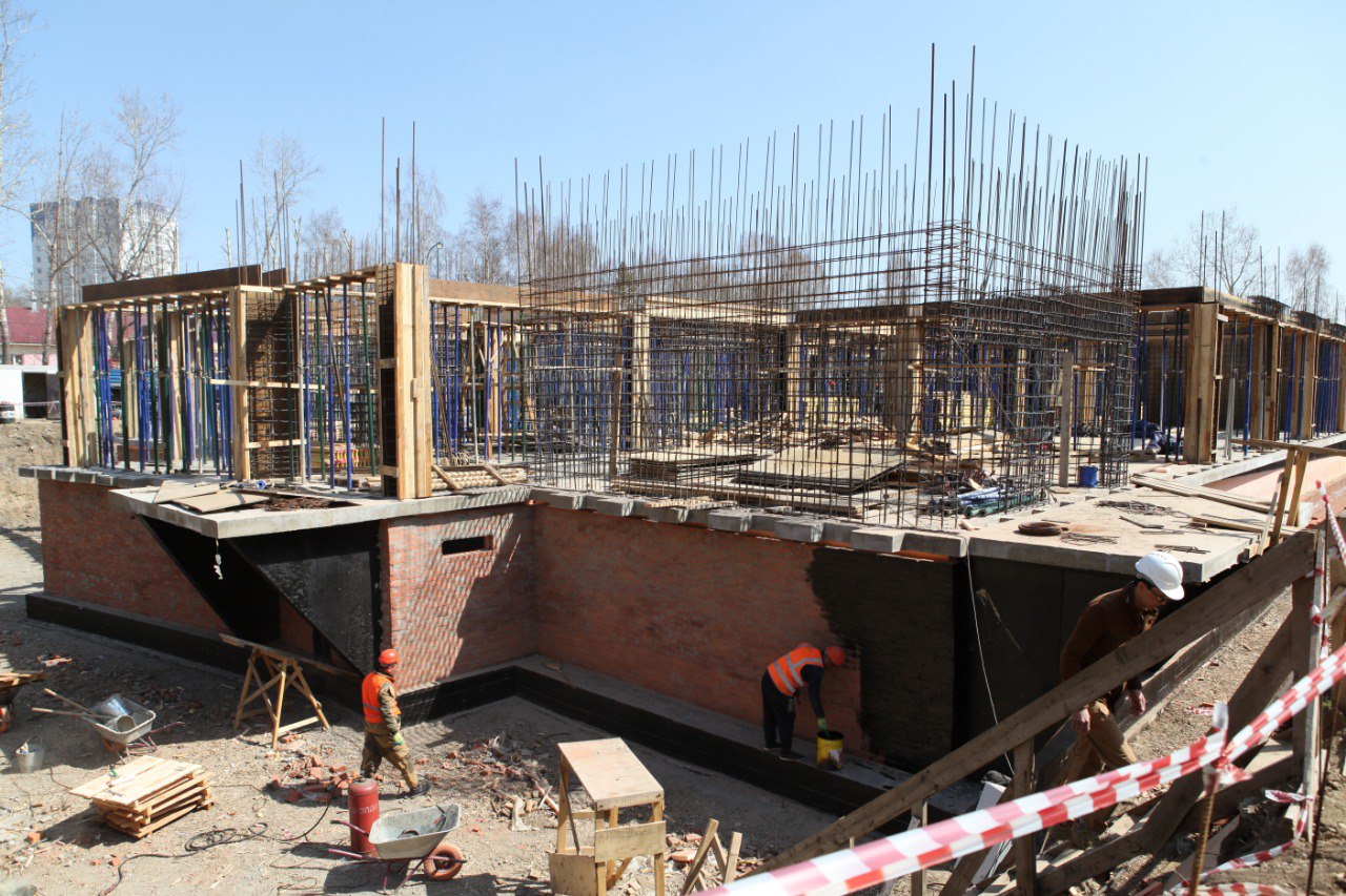 Строительство учебного блока школы № 75 в Иркутске возобновили в мае 2023 года