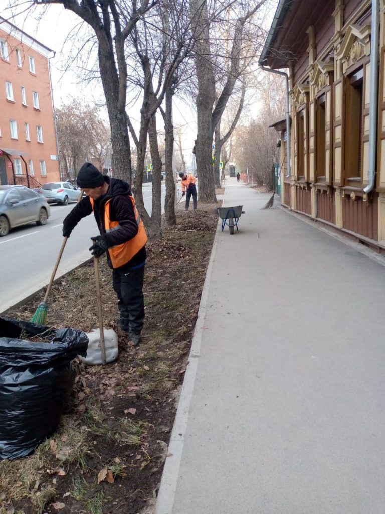 В Иркутске моют остановки