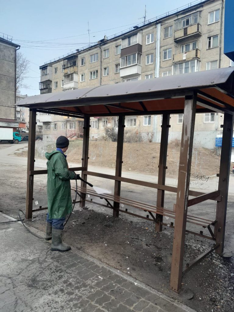 В Иркутске моют остановки