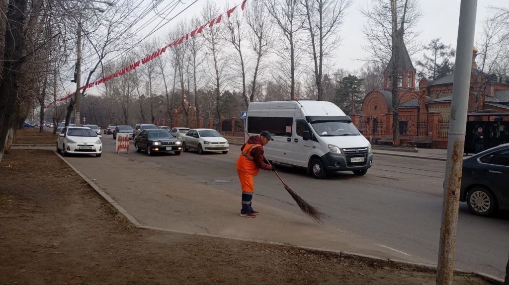 В Иркутске моют остановки