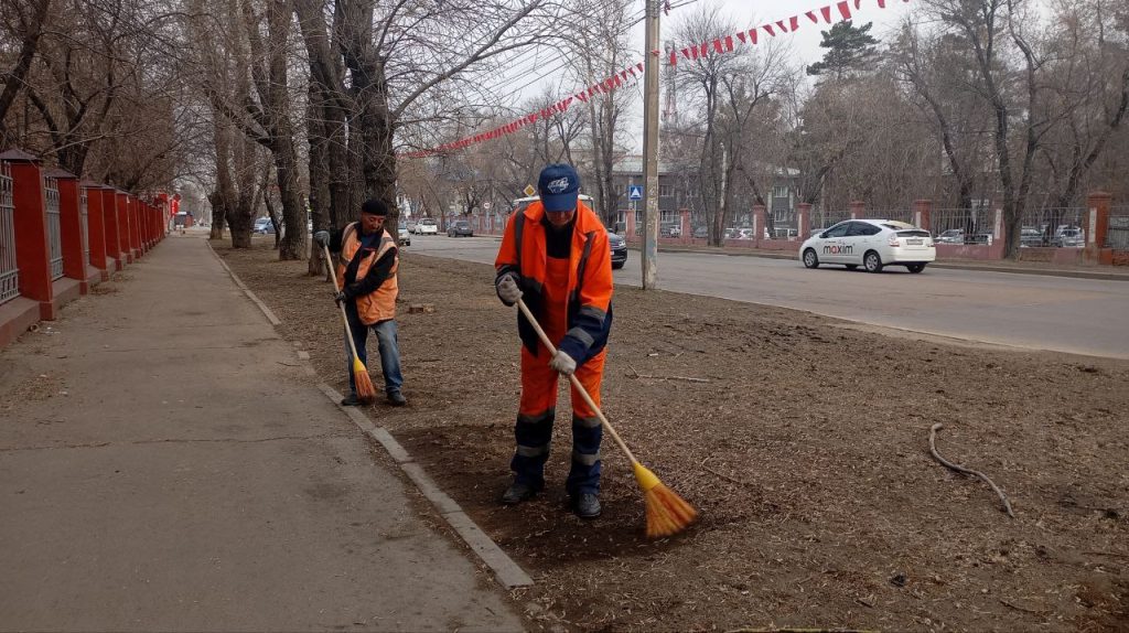 В Иркутске моют остановки