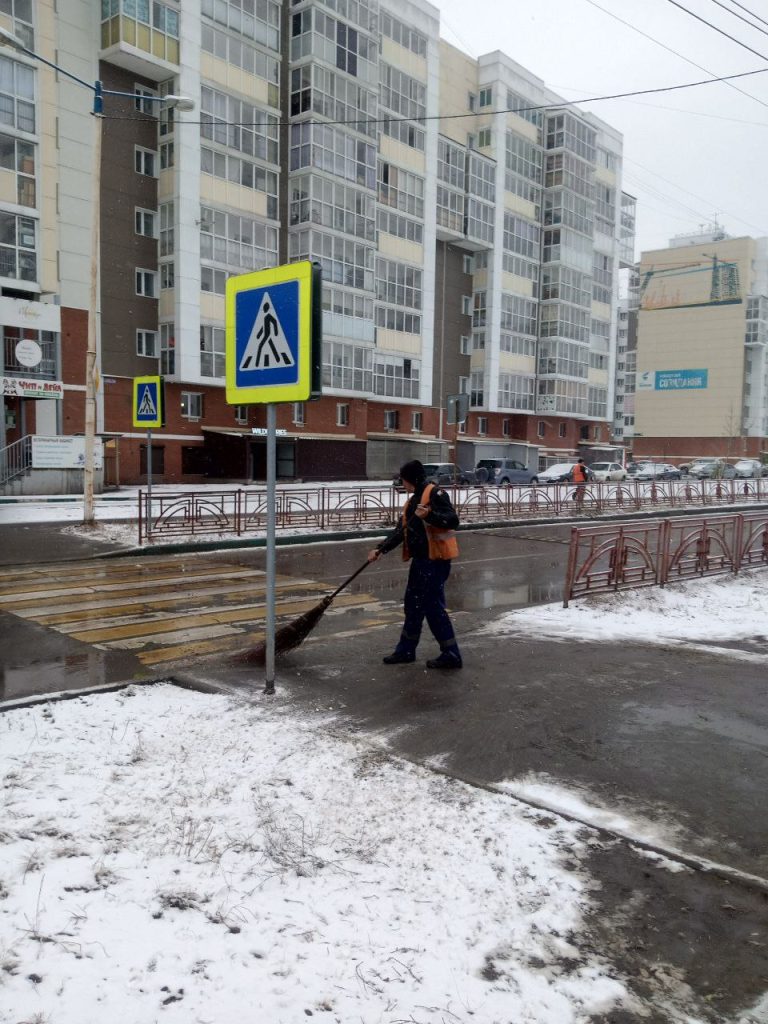 Дорожные службы Иркутска работают в усиленном режиме после снегопада