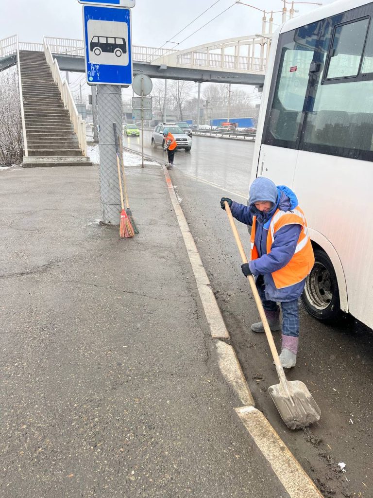 Дорожные службы Иркутска работают в усиленном режиме после снегопада