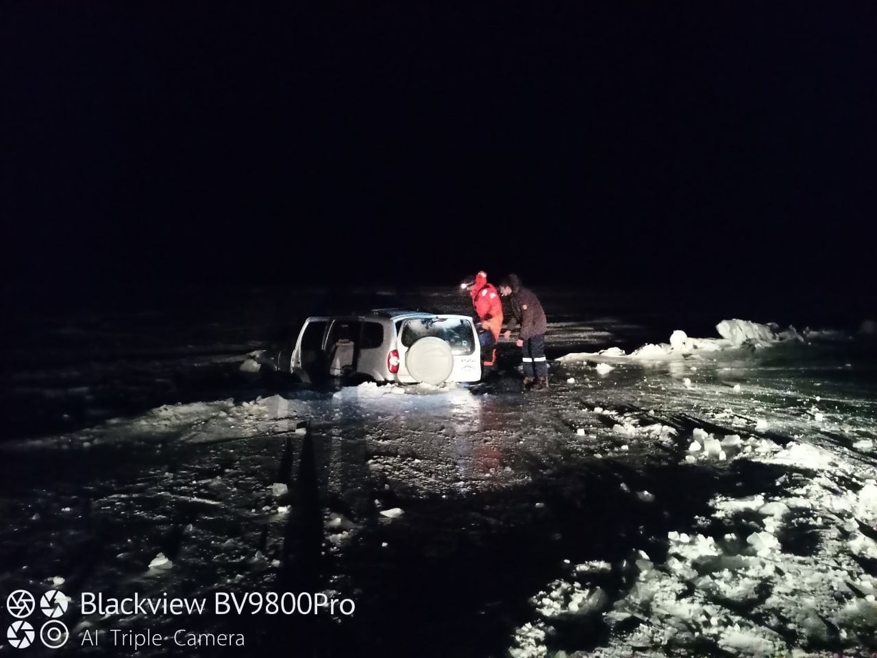 По тонкому льду: на Малом Море чуть не утонул автомобиль