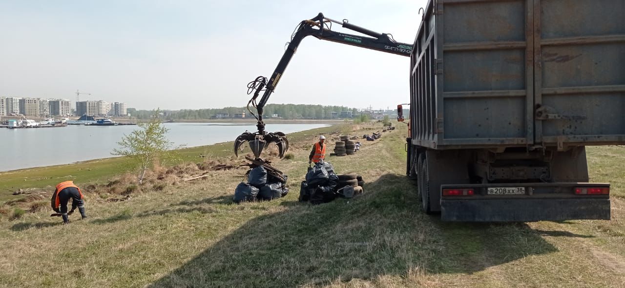 Почти 80 тонн мусора вывезли с Чертугеевского полуострова в Иркутске