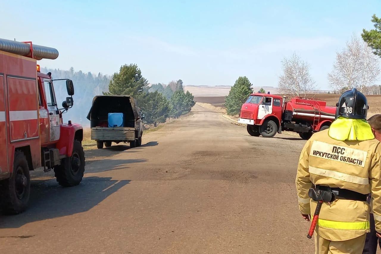 Почти тысяча человек тушат пожары в Иркутской области