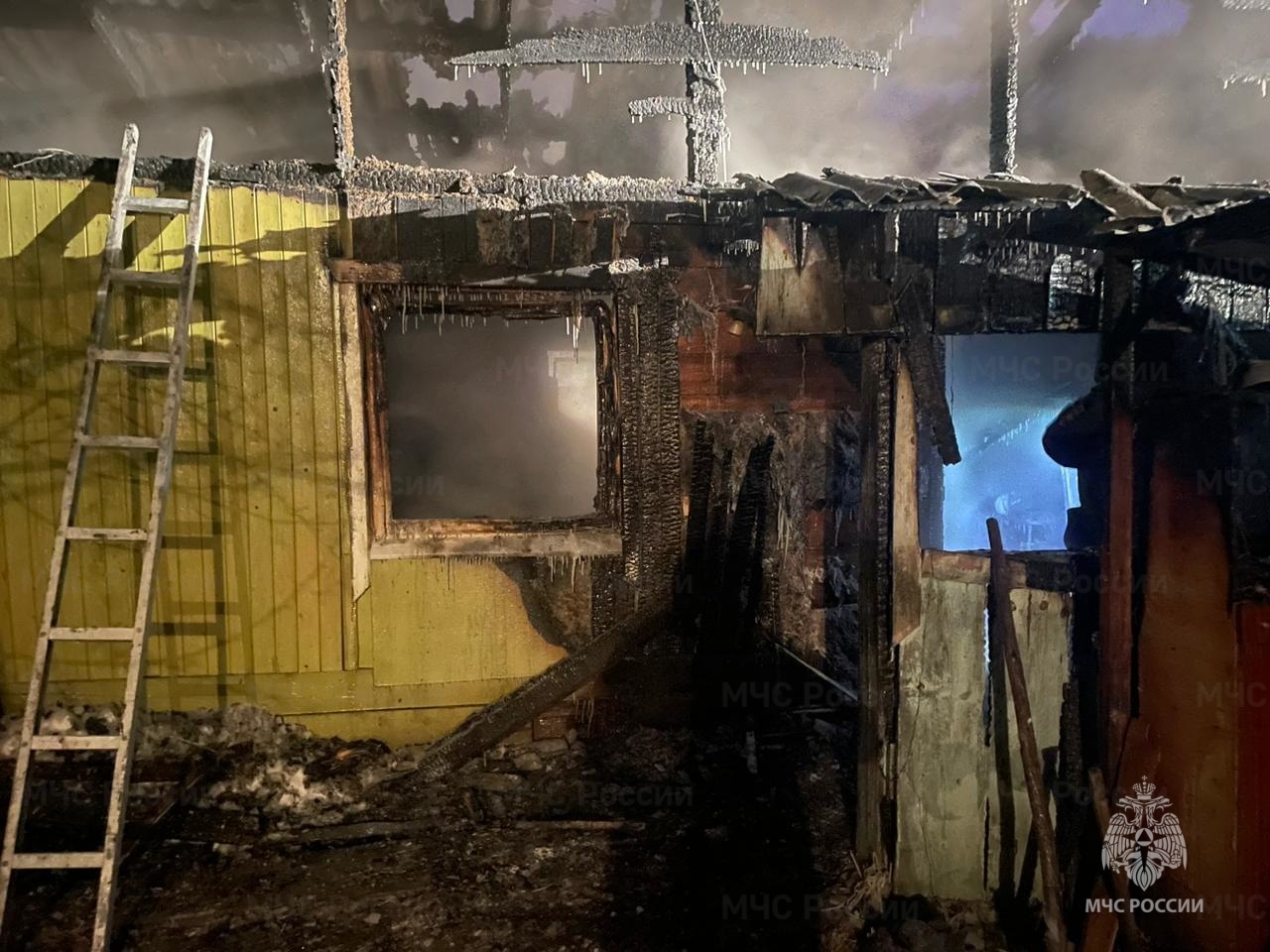 Под завалами сгоревшего дома в Приангарье погибла пенсионерка