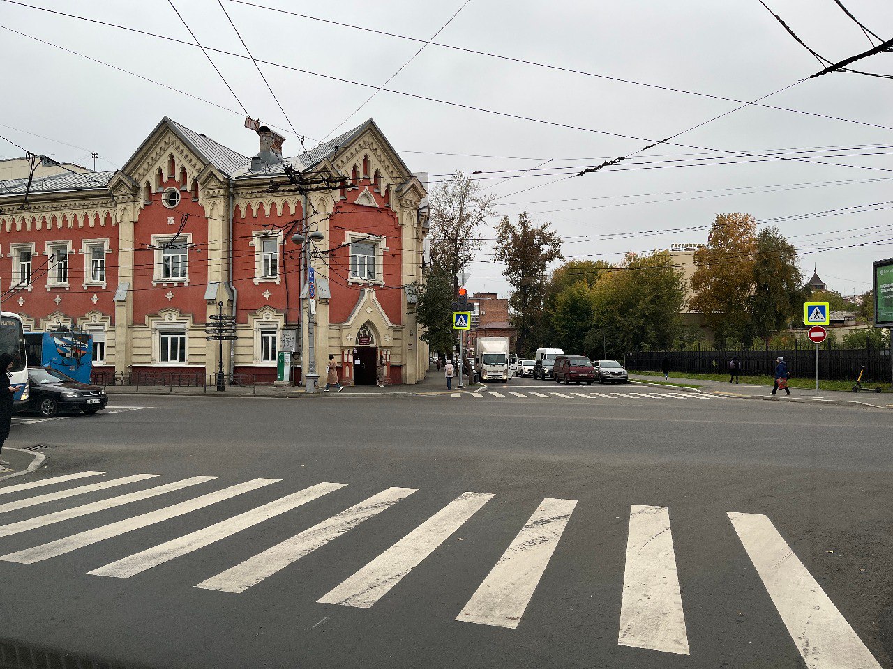 Подъездные пути к соцучреждениям обновили в Иркутске. Рассказываем, куда доехать стало проще