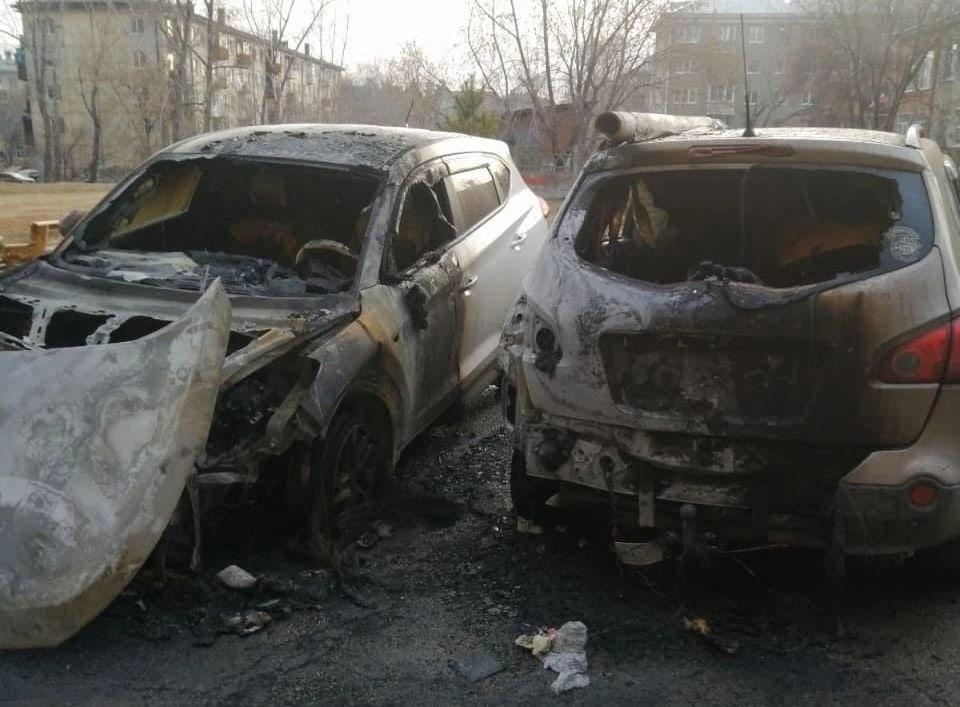 Подозреваемого в поджоге двух авто ищут в Ангарске