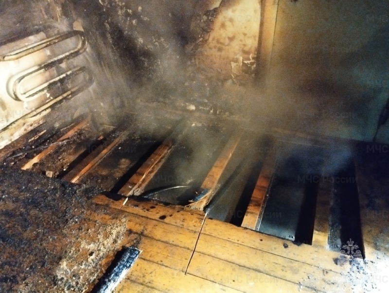 Поджог мог стать причиной пожара в 9-этажном доме в Усть-Илимске