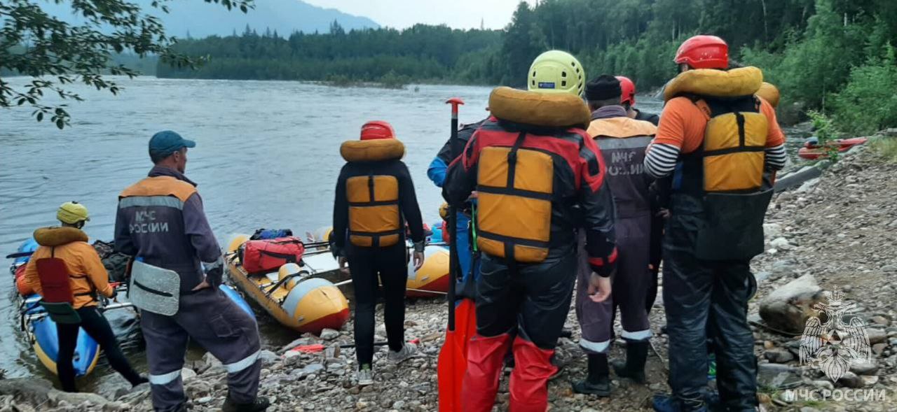 Поиски туристки, пропавшей после инцидента с катамаранами на реке Снежной, приостановили 11 июля