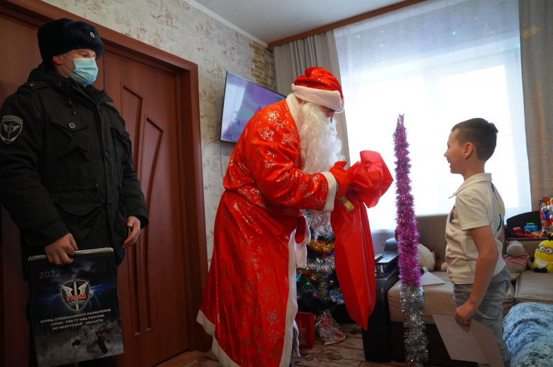 Полицейские исполнили новогоднюю мечту 8-летнего мальчика из Иркутской области
