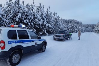 Полицейские помогли автоледи поменять колесо на трассе в Киренске