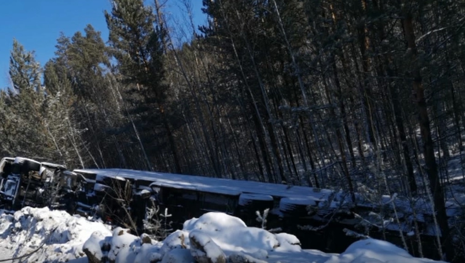 Полицейские помогли дальнобойщику вытащить большегруз из кювета в Братском районе
