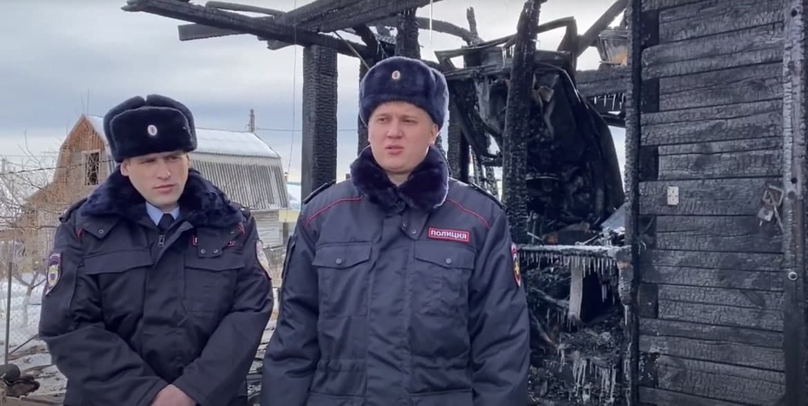 Полицейские помогли пожилой паре на пожаре под Иркутском