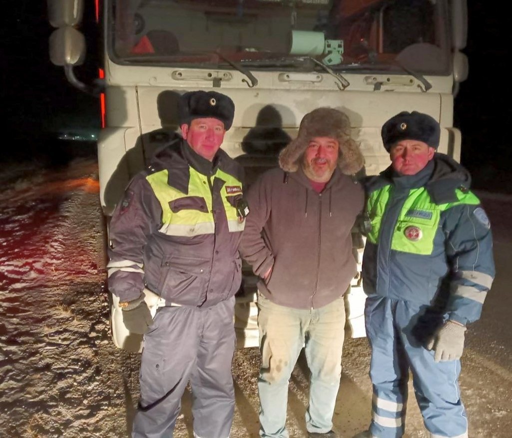 Полицейские Приангарья помогли замерзающему дальнобойщику из Ирана