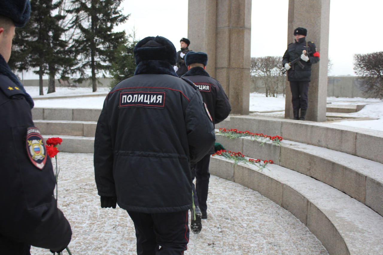 Полицейские в Иркутске 8 ноября почтили память погибших коллег