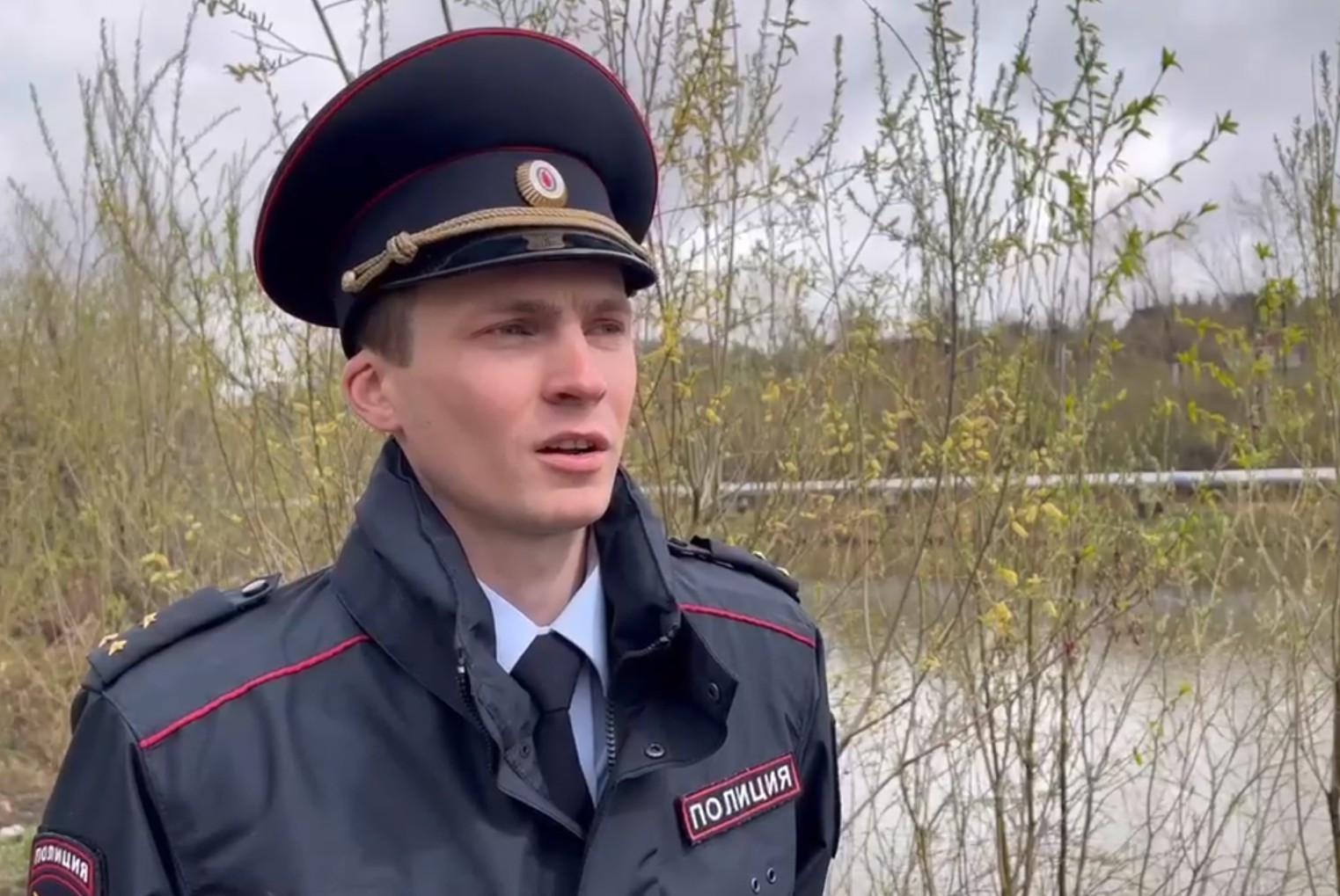 Полицейский в Иркутске спас тонувшую в пруду женщину