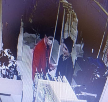 Полиция Иркутска ищет двоих парней, оплативших покупки чужой картой