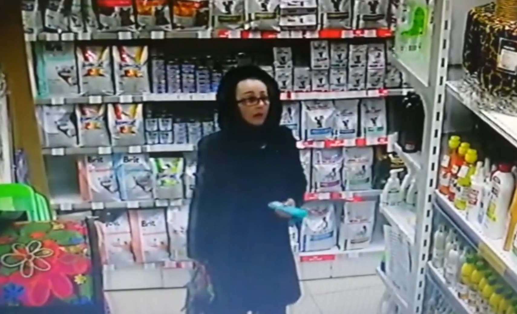 Полиция разыскивает женщину, укравшую кошелек у пенсионерки в Иркутске