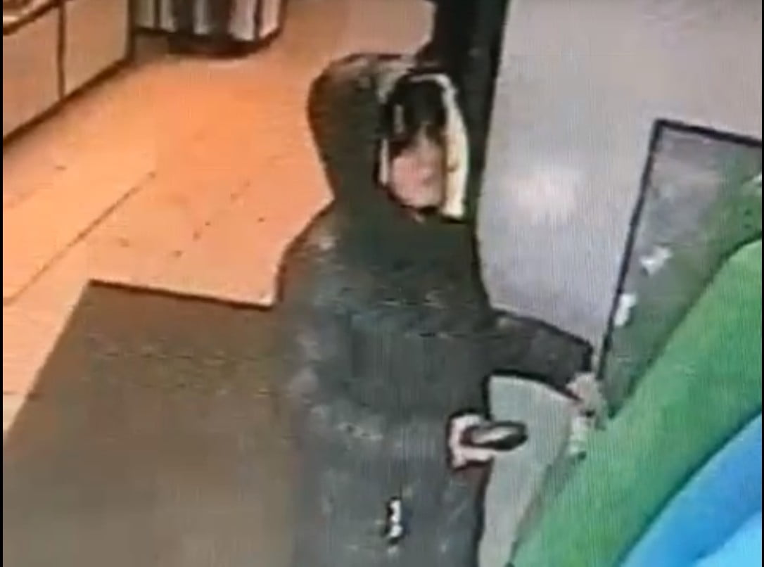 Полиция в Иркутске разыскивает женщину, взявшую чужие деньги из банкомата
