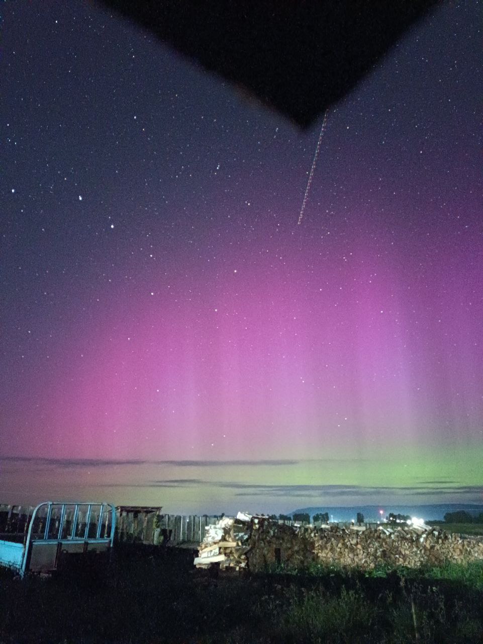 Северное сияние на ночном небе