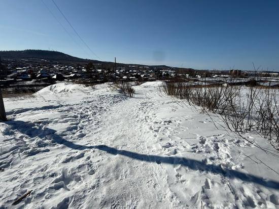 Заснеженный путь через деревню зимой