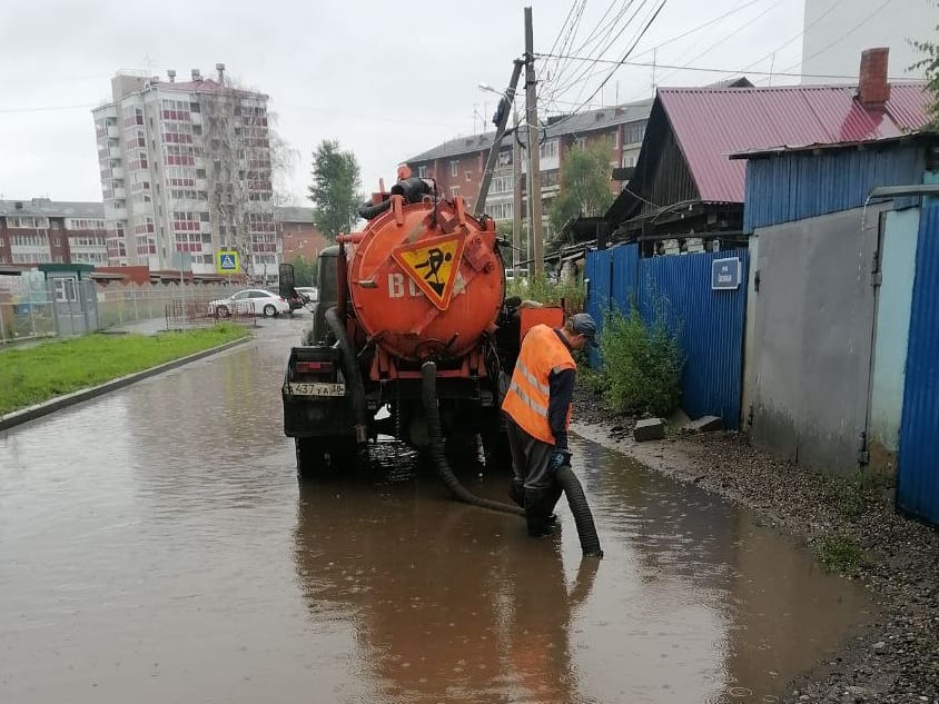 Последствия сильного ливня устраняют в Иркутске