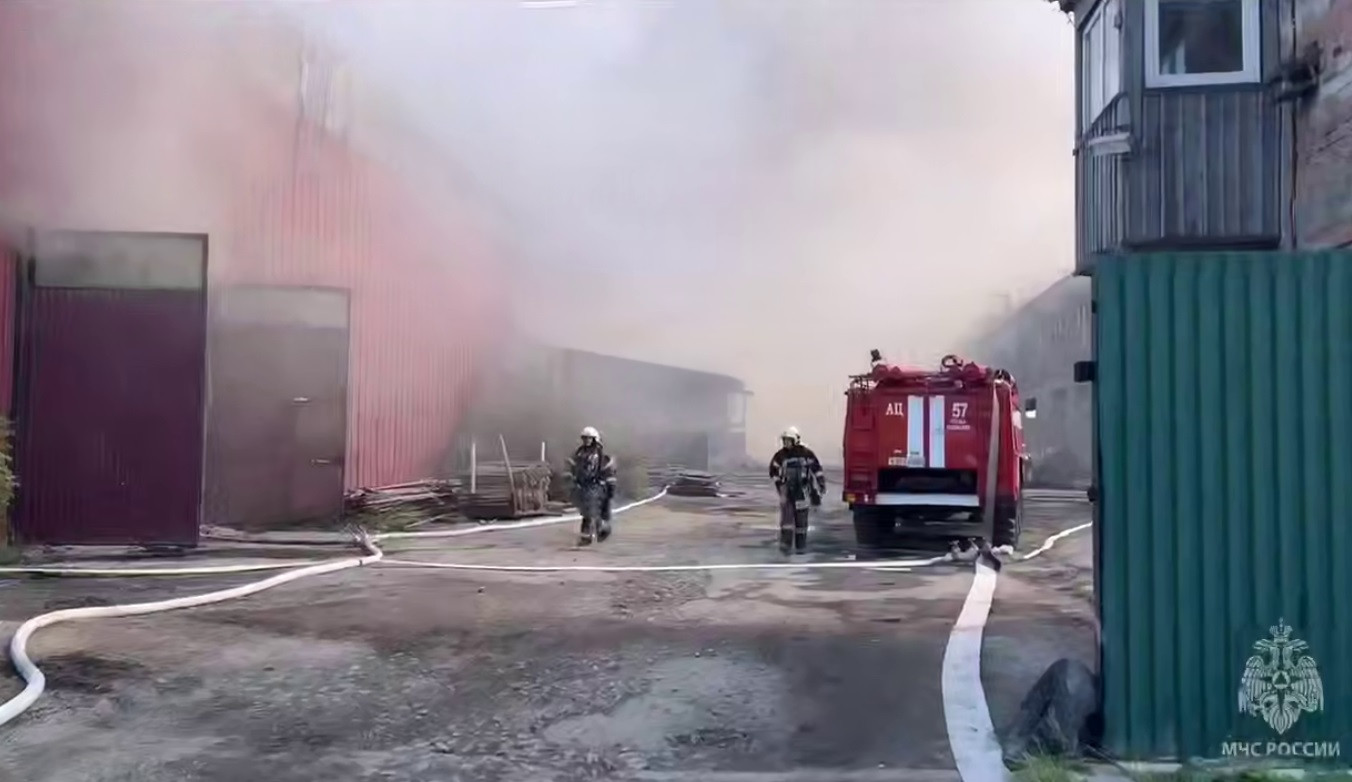 Пожарные тушат пожар на заводе