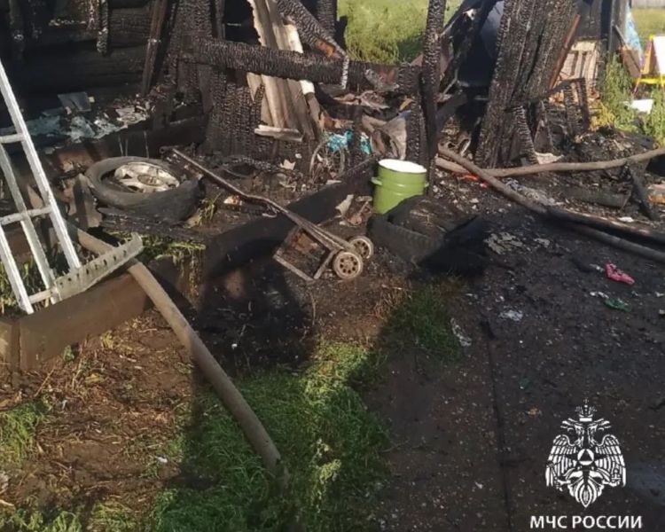 В Приангарье дознаватель МЧС спас детей и женщину из огня по пути со службы