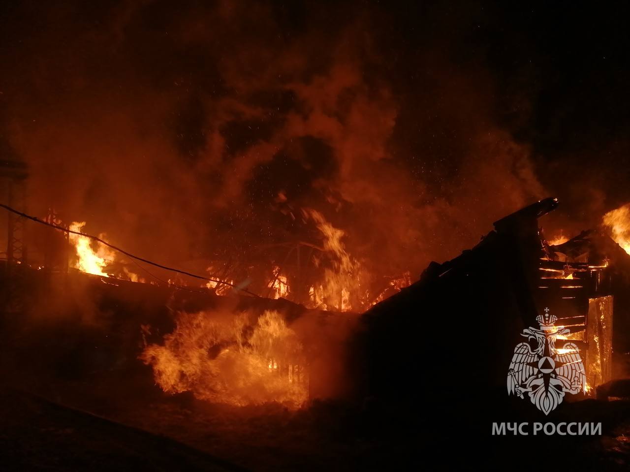 Пожар на пилораме в Иркутском районе уничтожил склад, баню и автомобиль
