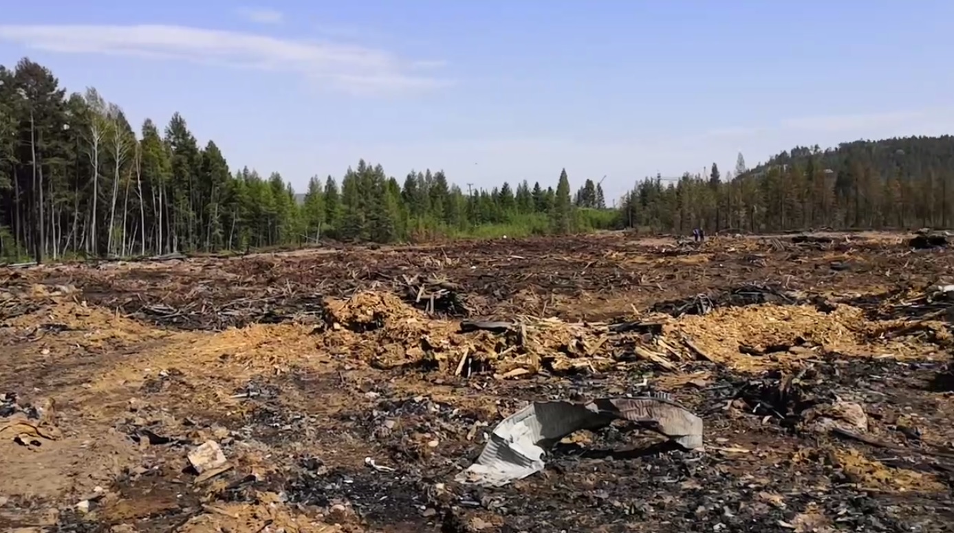 Пожар на свалке отходов лесопиления на севере Приангарья потушили за месяц