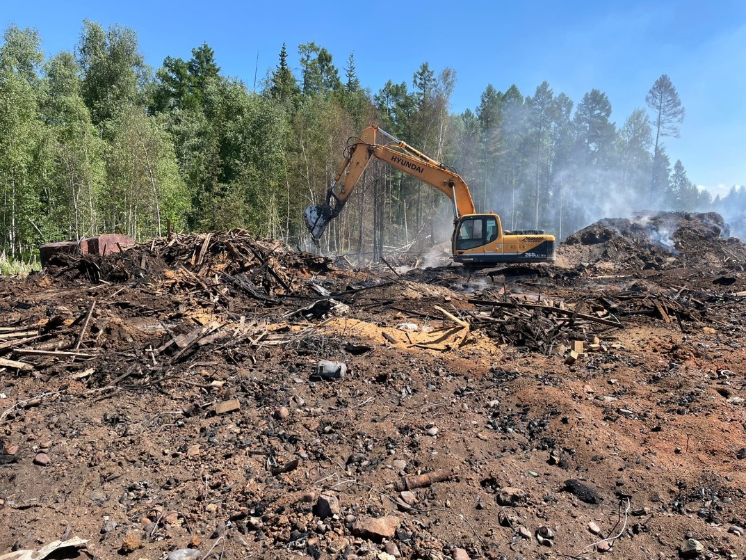 Пожар на свалке отходов лесопиления в Магистральном: к тушению привлекли инженерную технику