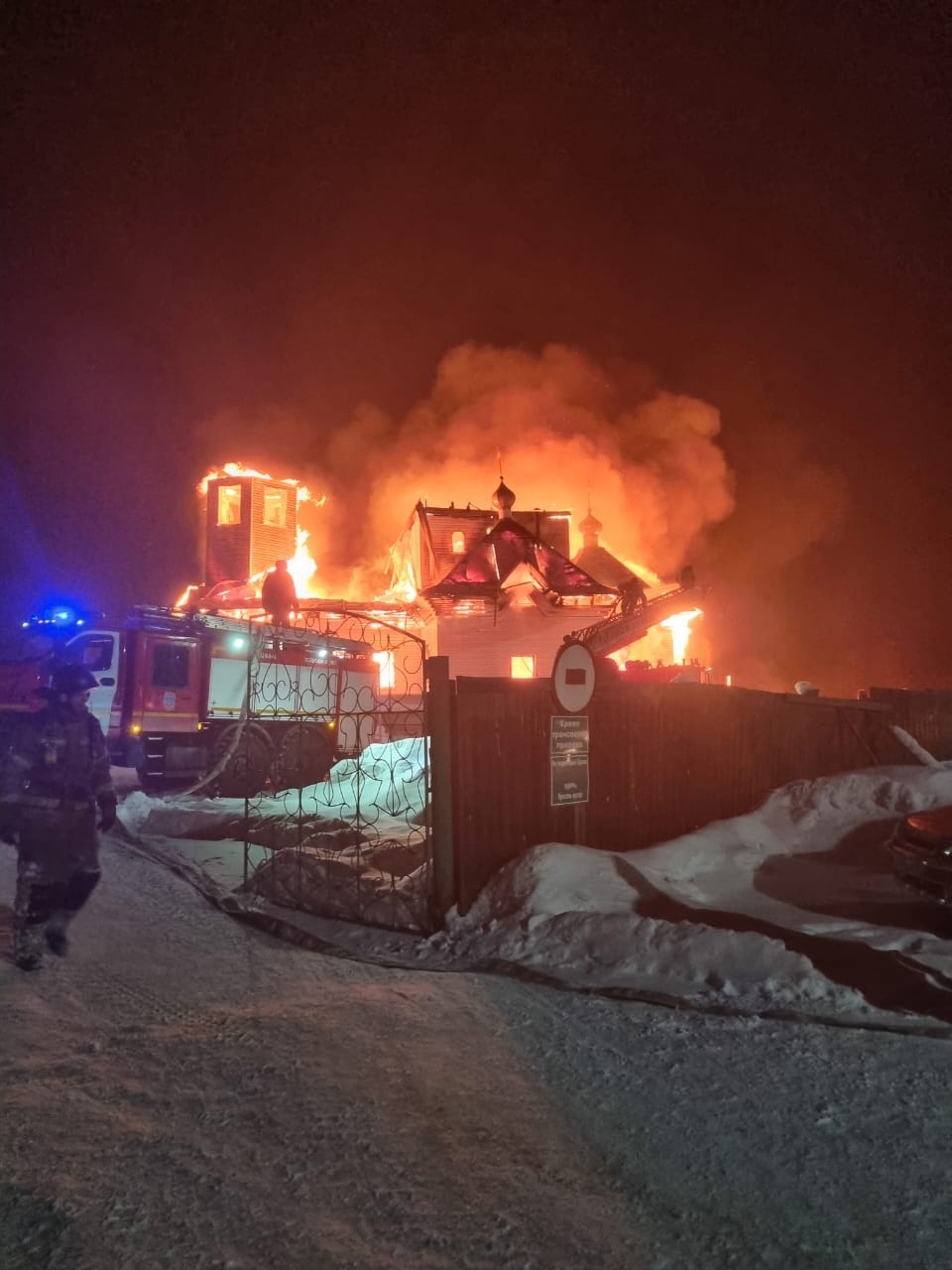 Пожар полностью уничтожил православный храм в Усть-Илимском районе