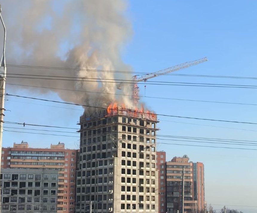 Пожар потушили в строящемся доме на Улан-Баторской в Иркутске