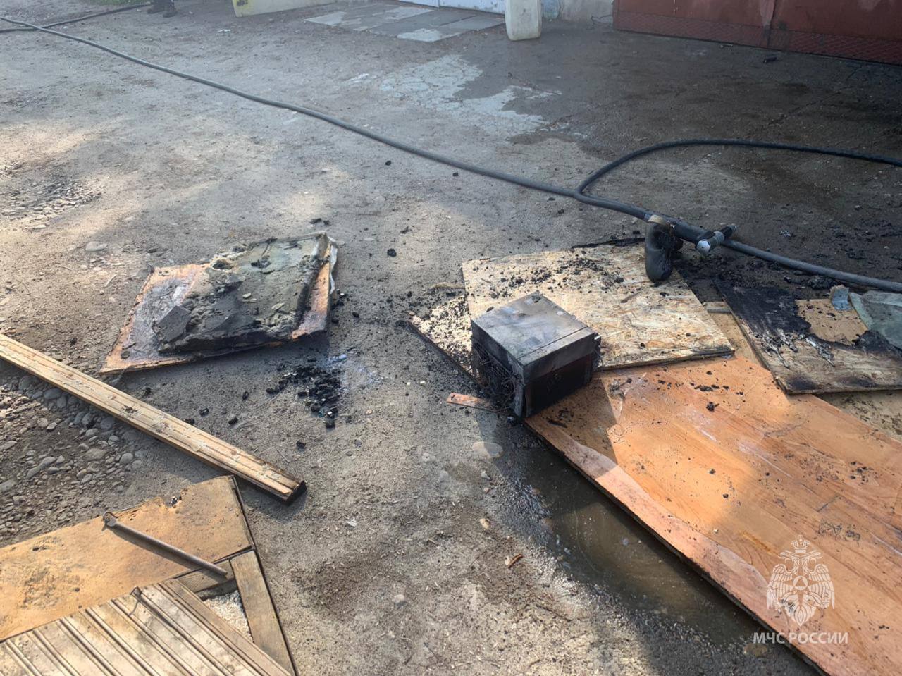 Пожар произошел в гаражном кооперативе в Ангарске из-за майнинга
