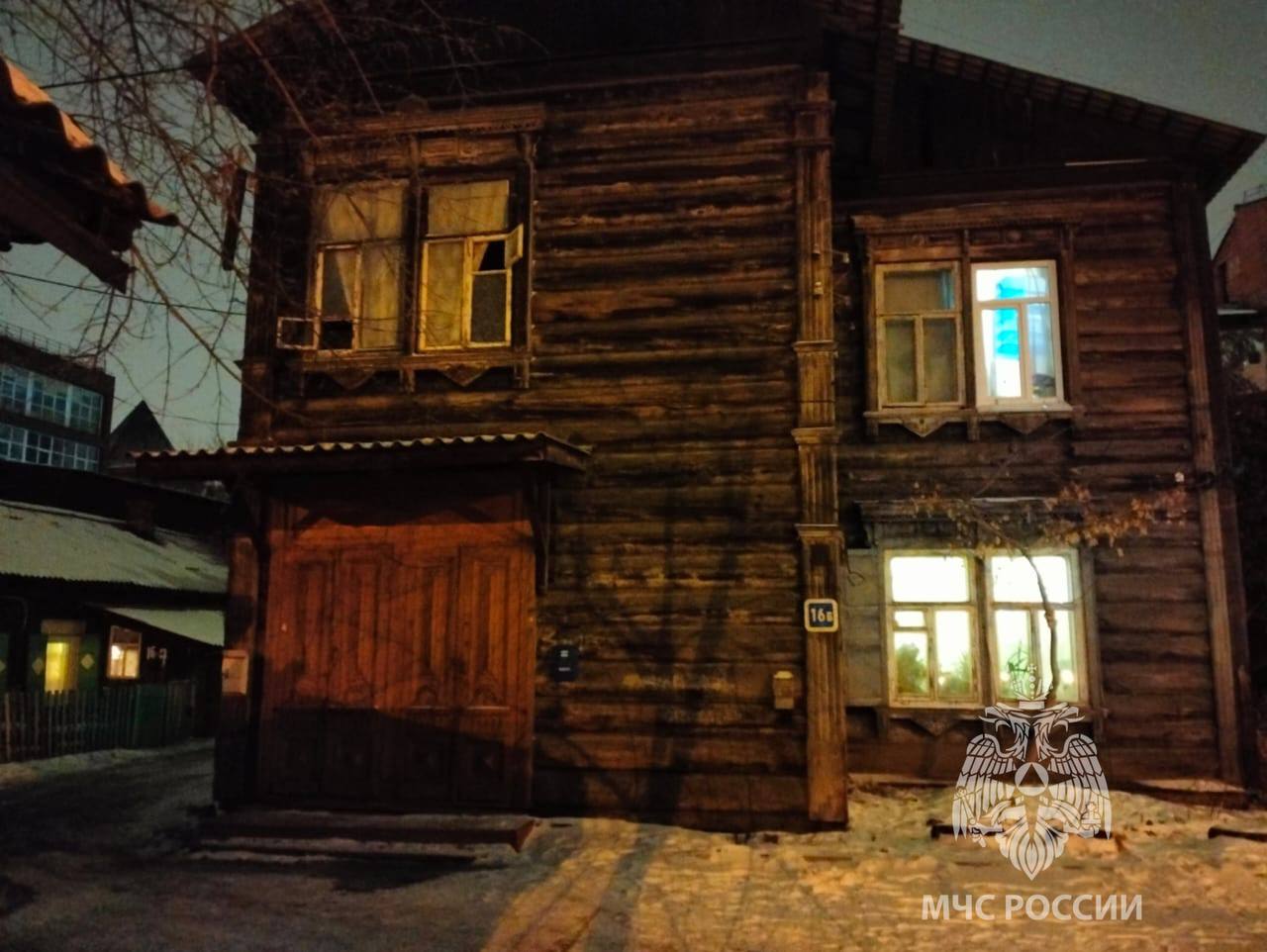 Пожар произошел в старинном деревянном доме на улице Грязнова в Иркутске