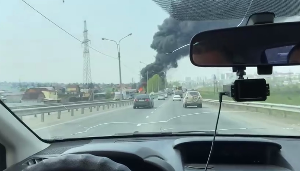 Пожар разгорелся из-за взрыва газового баллона на объездной Ново-Ленино в Иркутске
