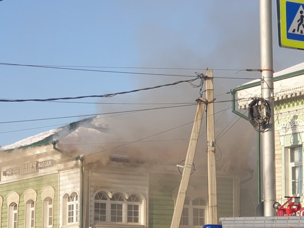Пожар тушат в 130-м квартале Иркутска