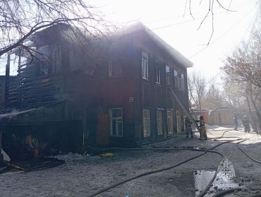 Пожар в деревянном доме в центре Иркутска ликвидирован на площади в 100 кв.м.