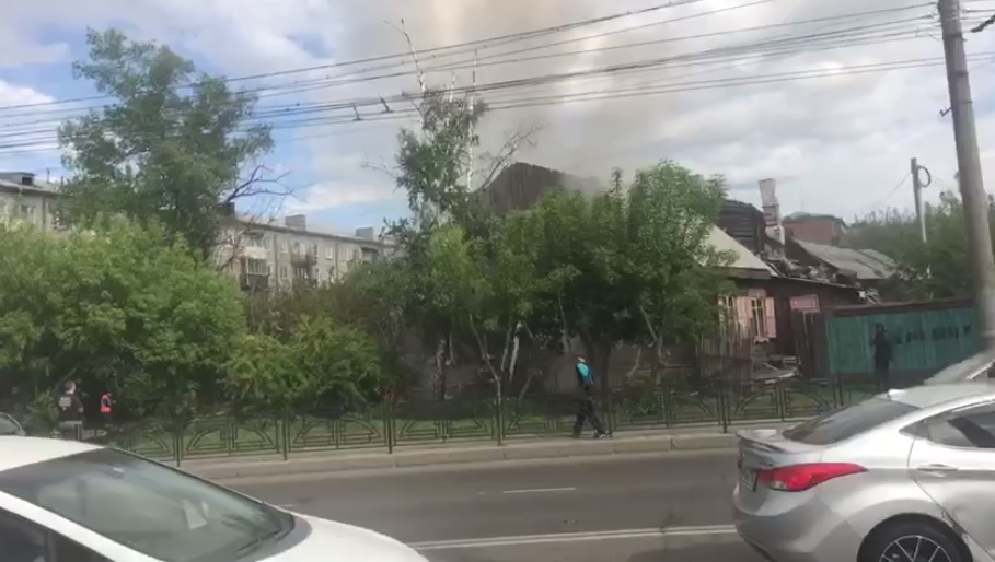 Пожар в доме на Халтурина в Иркутске потушили. Огонь затронул 40 кв.м.