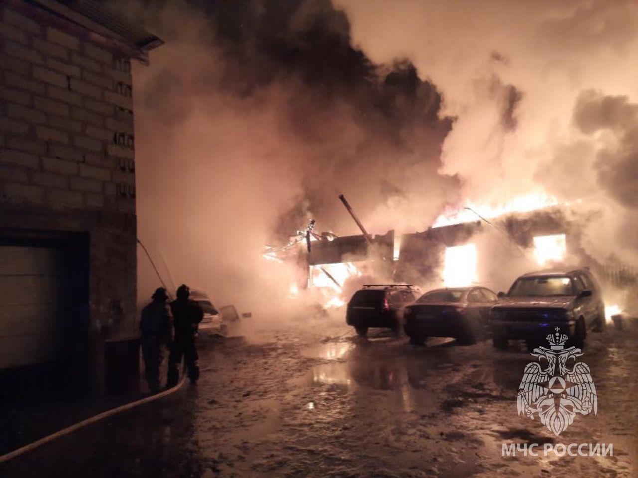 Пожар в Иркутске уничтожил два автосервиса на улице Ипподромная