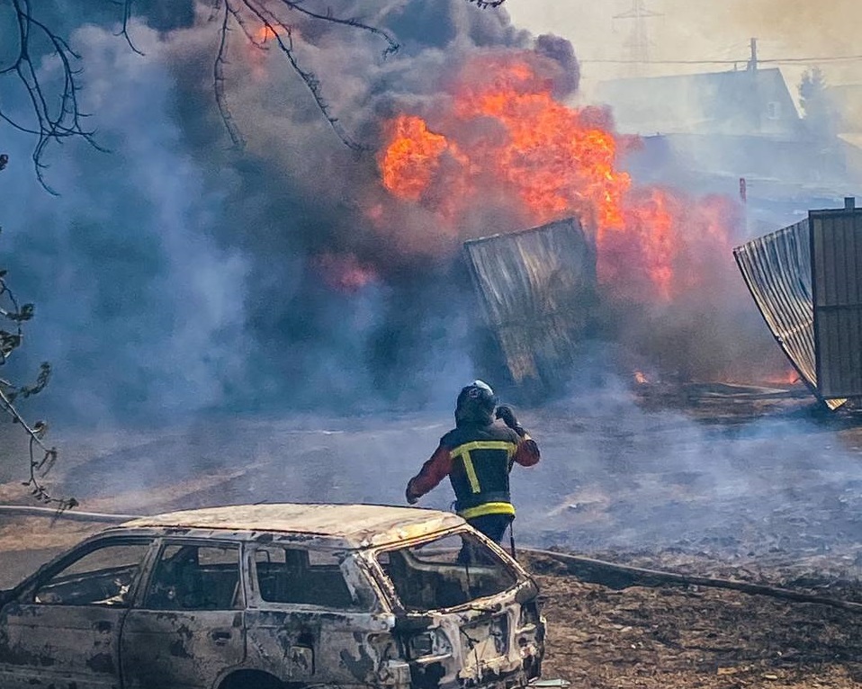 Пожар в Ново-Ленино в Иркутске уничтожил дом, магазин и три авто