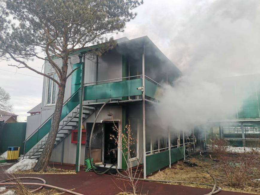 Развлекательный центр "Пилот" горел в Смоленщине 27 марта