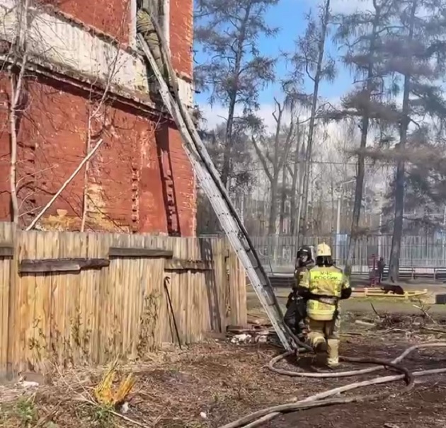 Пожар в заброшенном здании школы в Иркутске ликвидирован