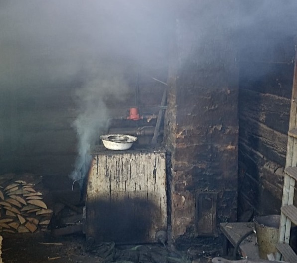 Пожарные из Тулуна отремонтировали печь в доме одинокой мамы с двумя детьми