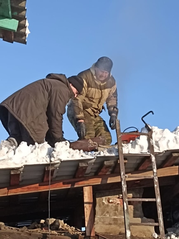 Пожарные из Тулуна отремонтировали печь в доме одинокой мамы с двумя детьми