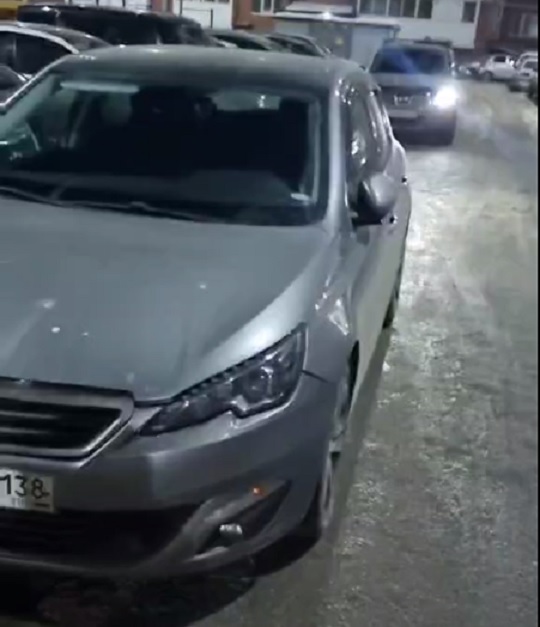 Пожарные не могли подъехать к многоэтажке в Иркутске из-за неправильно припаркованных авто